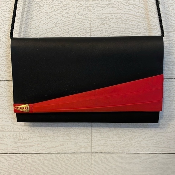 Handbags - Black and red retro 80's or 90's vintage women's purse with magnetic clasp party